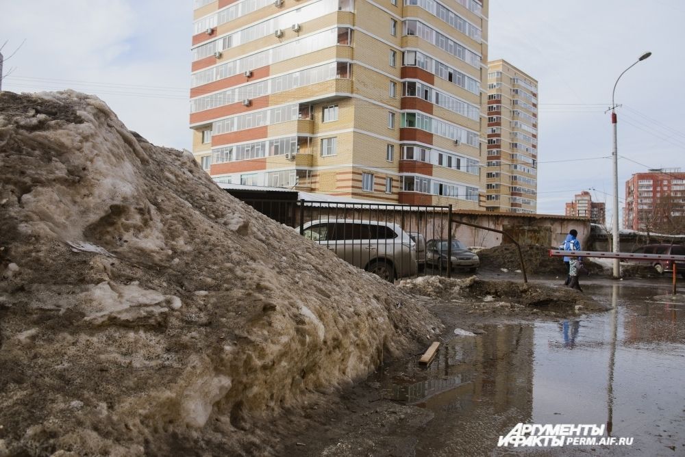 Снежные горы в некоторых районах ещё очень высокие.