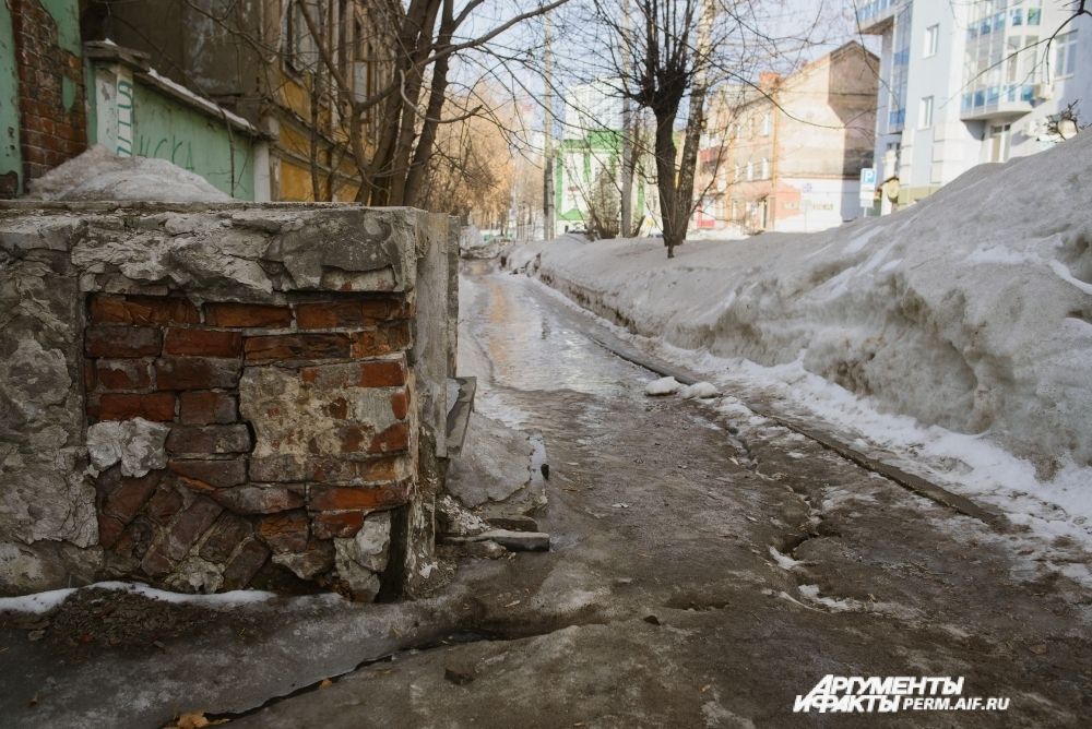 Некоторые тротуары в городе превратились в непроходимую полосу препятствий