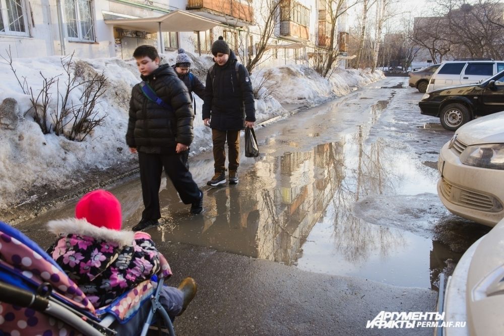 Шагать по лужам с друзьями. Ну признайтесь, что и вы в детстве так делали!