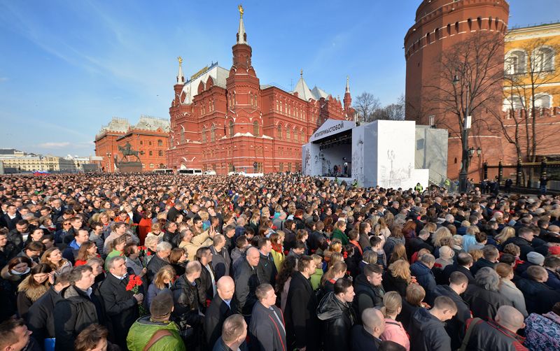 Участники акции памяти и солидарности «Питер — Мы с тобой!» в Москве.