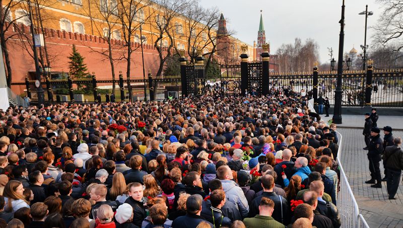 Участники акции памяти и солидарности «Питер — Мы с тобой!» в Москве.