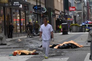 В столице Швеции грузовик въехал в толпу людей