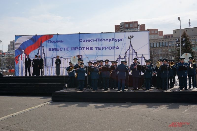 Во время митинга прочли стихи в память о погибших во время терактов россиян.