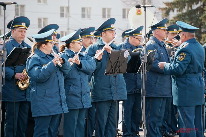 Военный оркестр исполнил трогательную музыку.