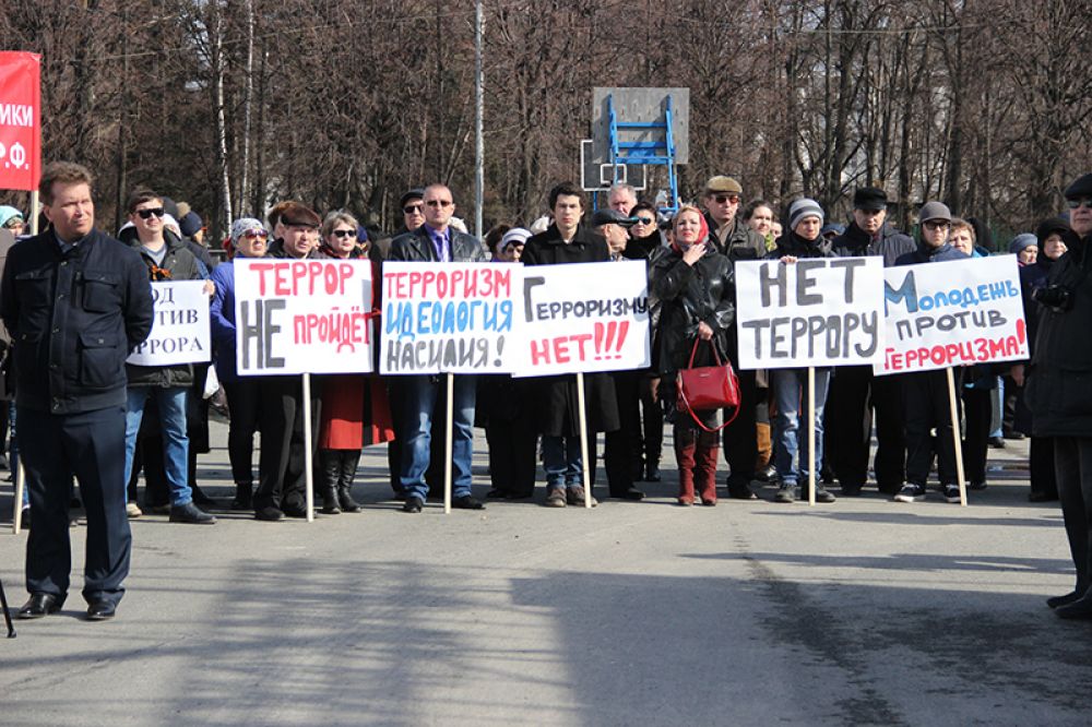 Пришли люди разных политических взглядов