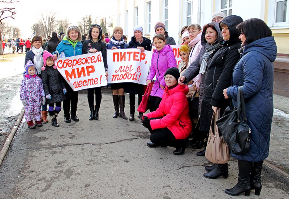 Сотрудницы детского сада развернули плакаты ещё на подходе к площади