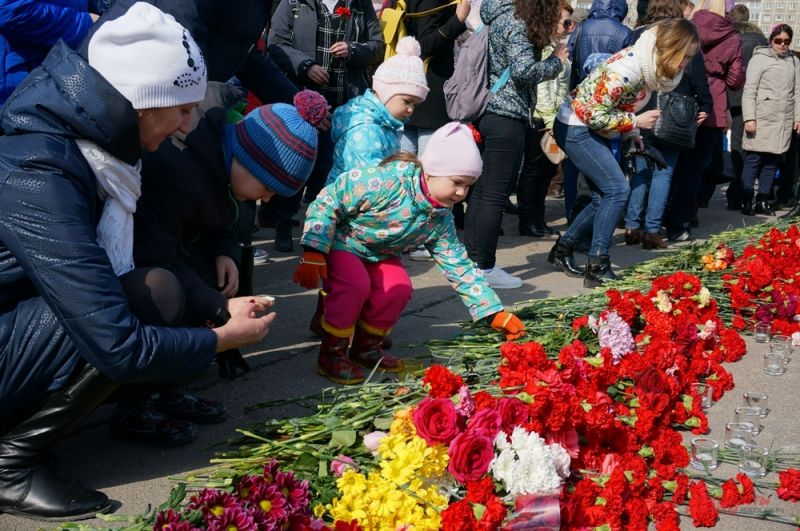 На митинге было много детей. Они вместе с родителями возложили цветы в память о погибших.