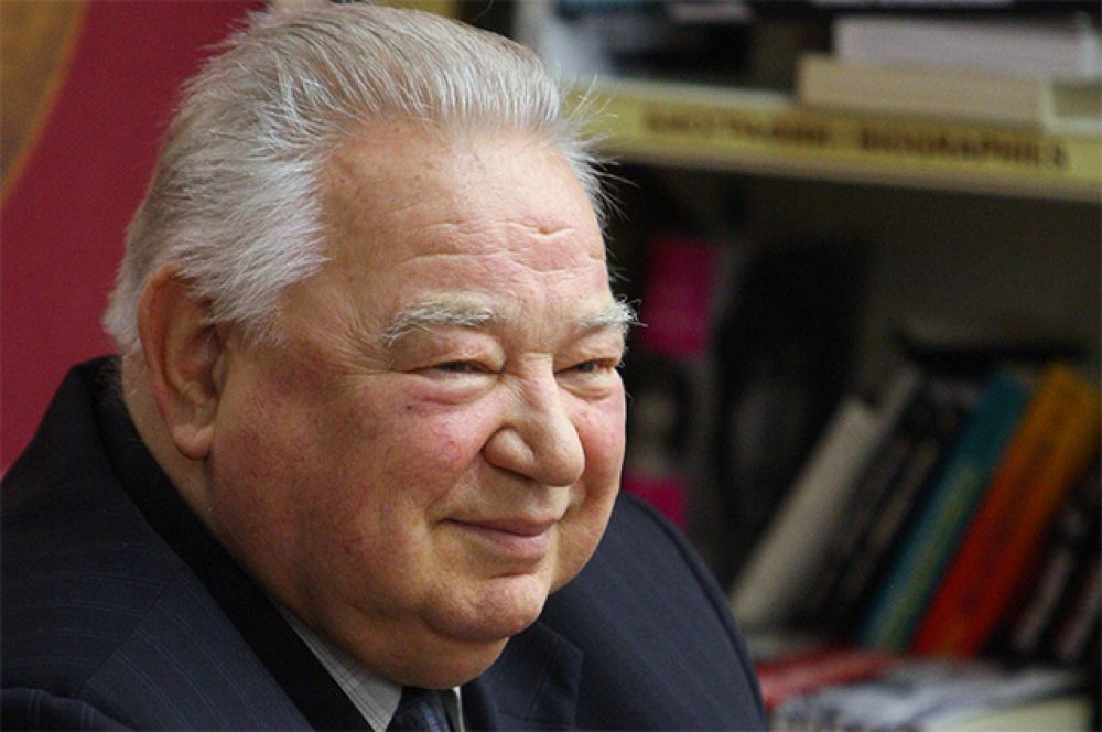 Летчик-космонавт Георгий Гречко на презентации своей книги «Космонавт №34. От лучины до пришельцев» в торговом доме «Библио-Глобус» в Москве. 2013 год.