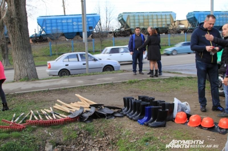 Десант из 100 добровольцев собрался на пересечении улиц Российской и Можайской в Первомайском районе.