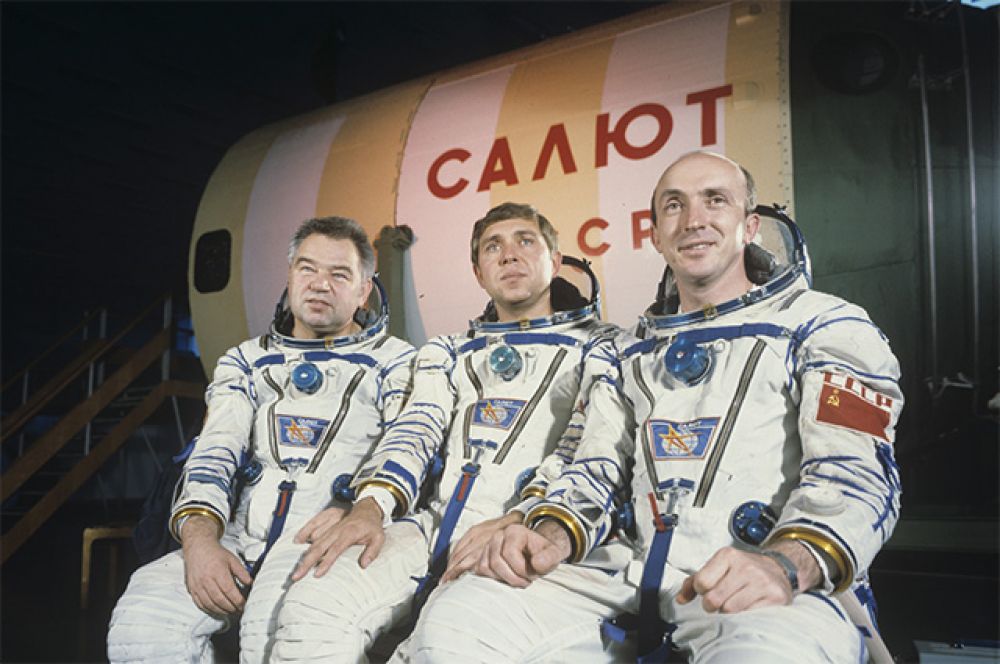 Члены экипажа космического корабля "Союз Т-14" летчики-космонавты СССР (слева направо) бортинженер, дважды Герой Советского Союза Георгий Гречко, исследователь Александр Волков и командир корабля Владимир Васютин. 1985 год.
