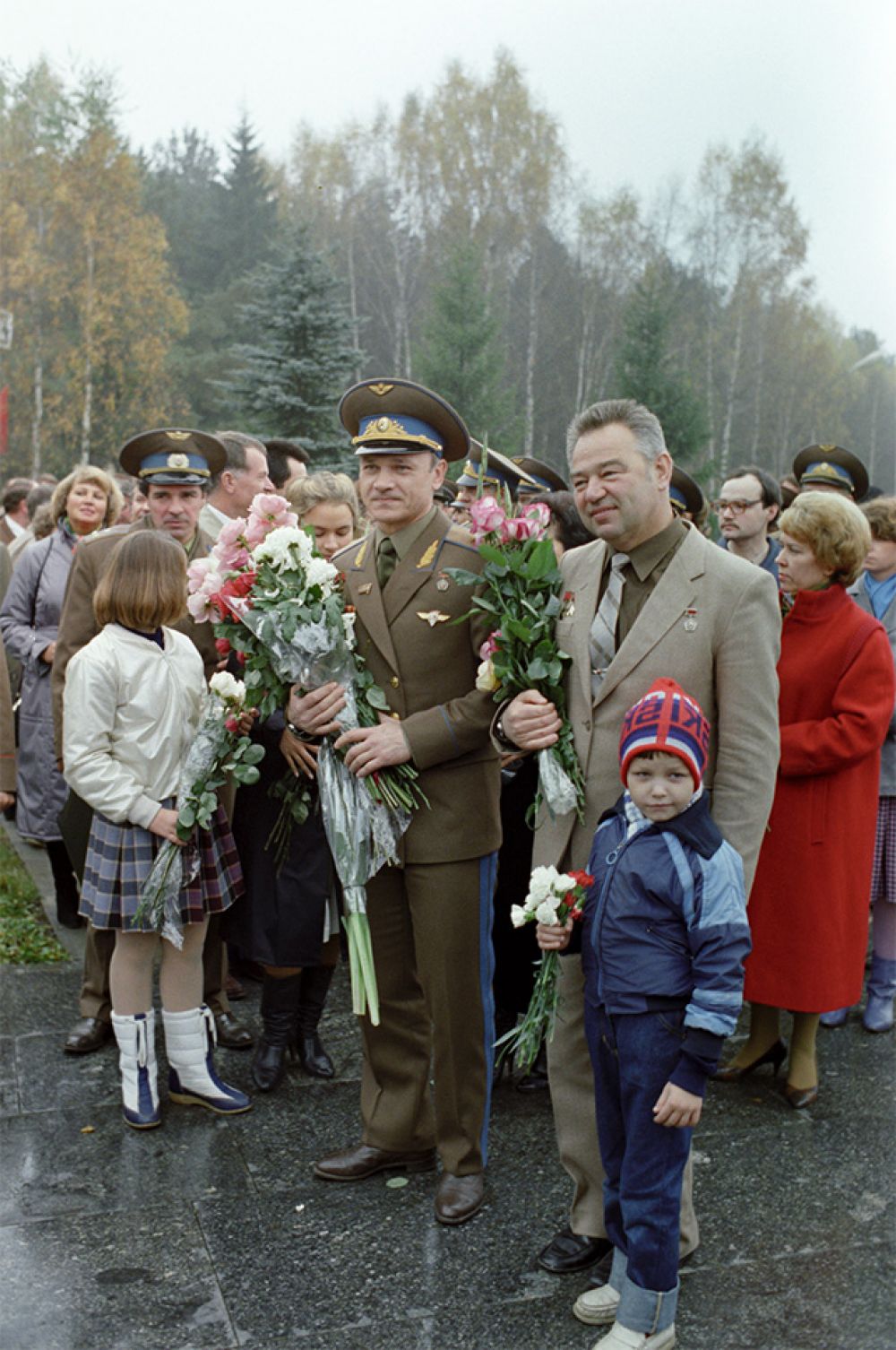 Летчики-космонавты СССР Владимир Джанибеков (на первом плане справа) и Георгий Гречко (на первом плане слева) во время встречи в Звездном городке. 1985 год.