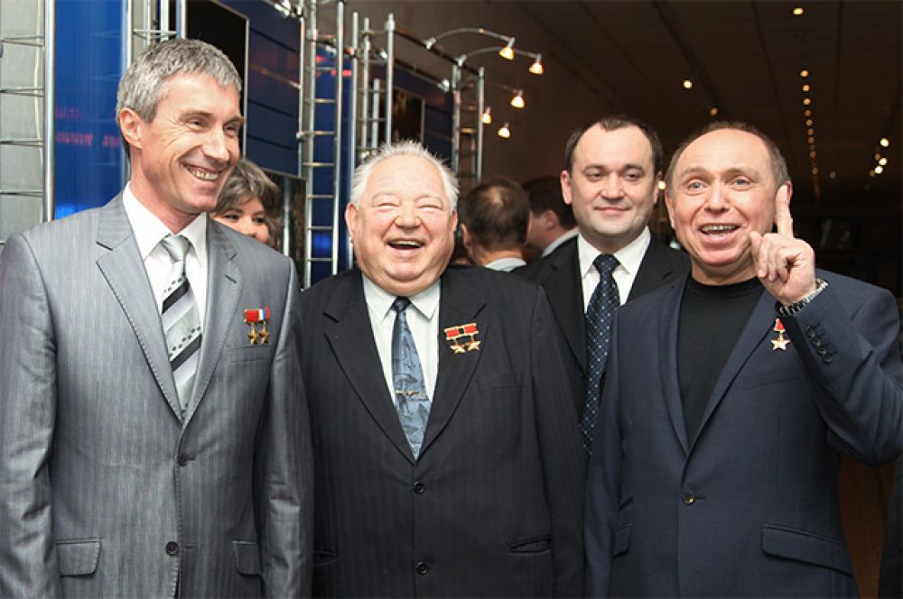 Космонавты Александр Волков, Георгий Гречко (справа налево), генеральный директор Общественного Союза социальной справедливости России Евгений Шахов (на втором плане справа) в одном из зданий Московского Кремля на открытии фотовыставки космонавта Сергея Крикалева (слева) «Живопись творца». 2010 год.