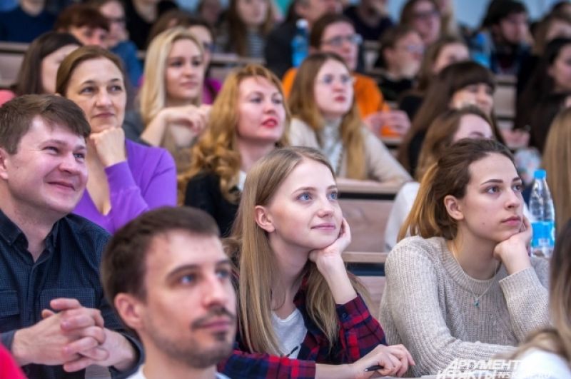 В Новосибирский госуниверситет пришло более полутора тысяч желающих. Люди разместились в 14 аудиториях.