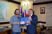 Мэр города Сочи Анатолий Пахомов вручил фигуристу Илье Авербуху удостоверение посла. 