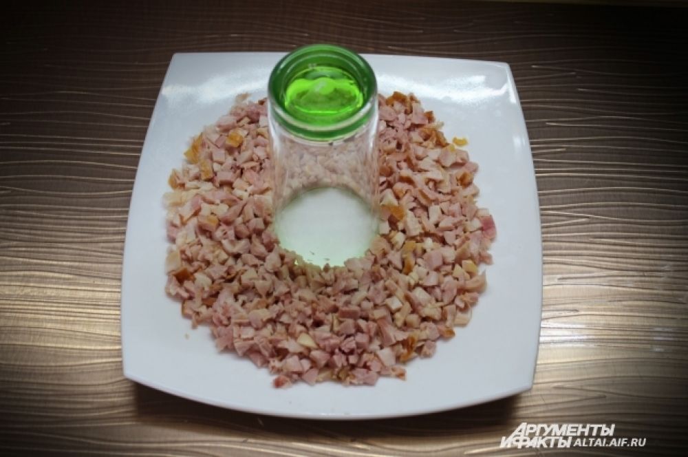 Копченое куриное мясо режем мелкими кубиками и укладываем на большое блюдо вокруг стакана.