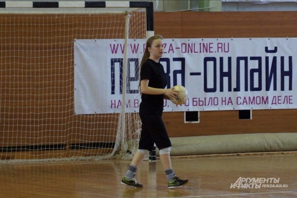 Вратарь МФК «Лагуна-УОР» Анна Яллякова надежно защищает.