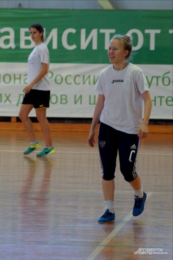 Игрок МФК «Лагуна-УОР» Ксения Олькова не скрывает улыбки - происходящее на площадке ей явно нравится. 