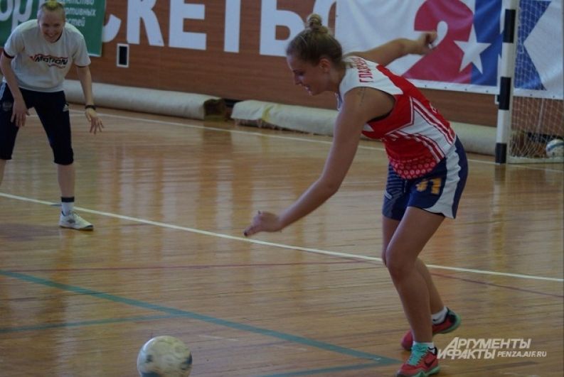 Игрок БК «Юность» Арина Глазачева в нападении.