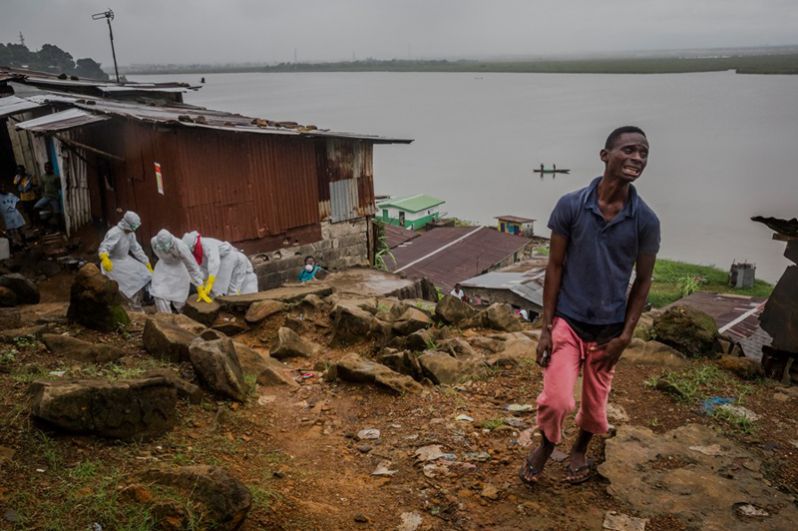 2015 год. Дэниел Берехулак из «Нью-Йорк Таймс» за фотопроект об эпидемии Эбола в Западной Африке.