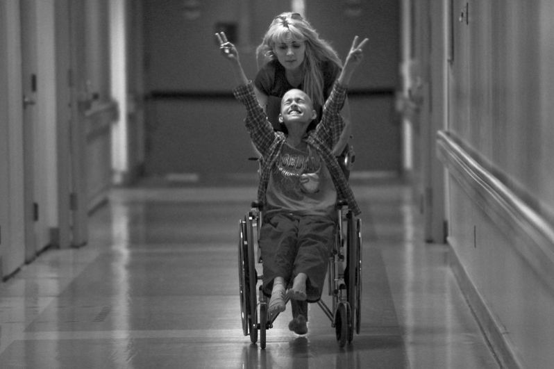 2007 год. Рене К. Байер из «Сакраменто» за фотопроект о жизни матери-одиночки и её маленького сына, которые проигрывают в борьбе с раком.