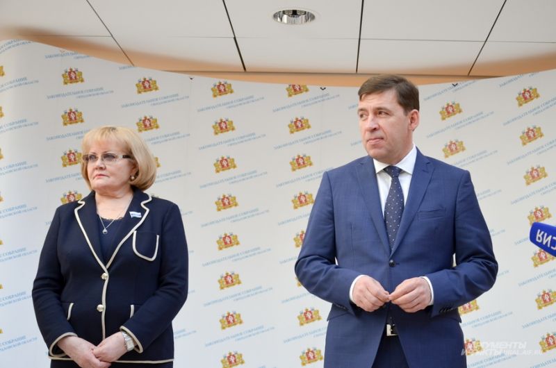 Председатель Заксобрания Людмила Бабушкина с Евгением Куйвашевым об итогах отчета.
