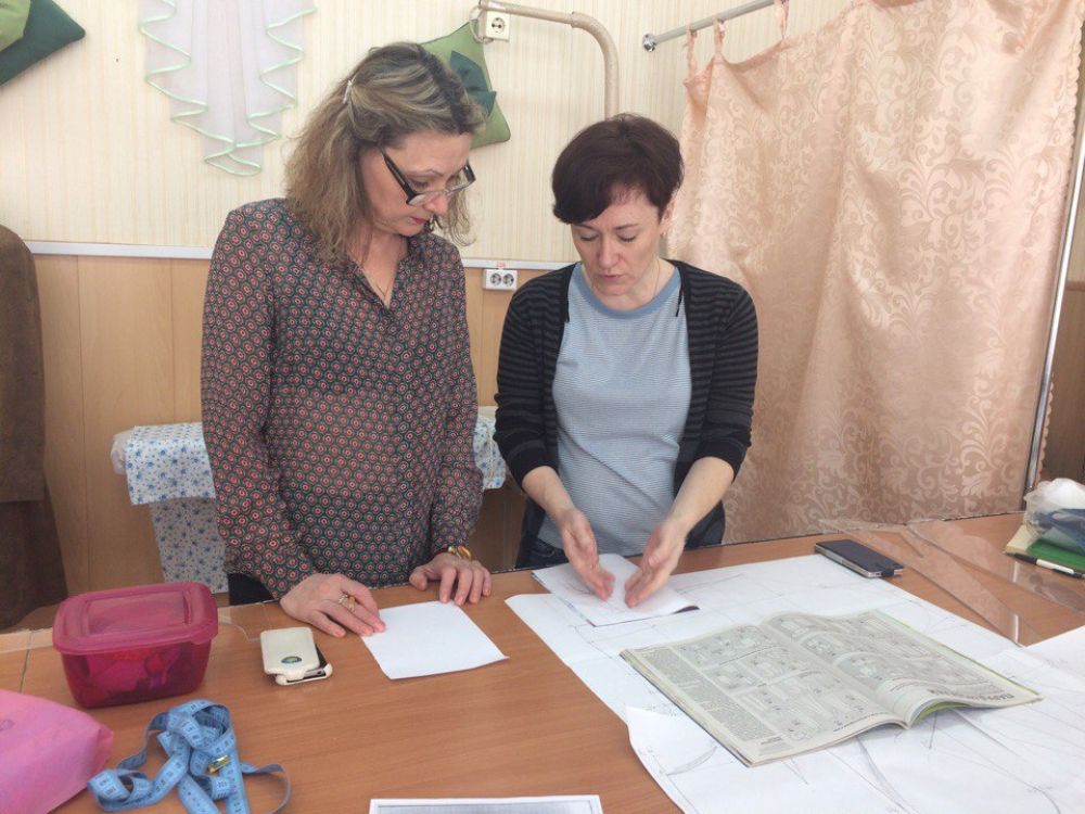 Преподаватель Наталья Олеговна Чернецкая объясняет и подсказывает, если что-то не так.