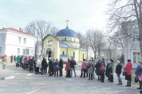 Сотни белгородцев ежедневно стоят в очереди, чтобы прикоснуться к чуду.