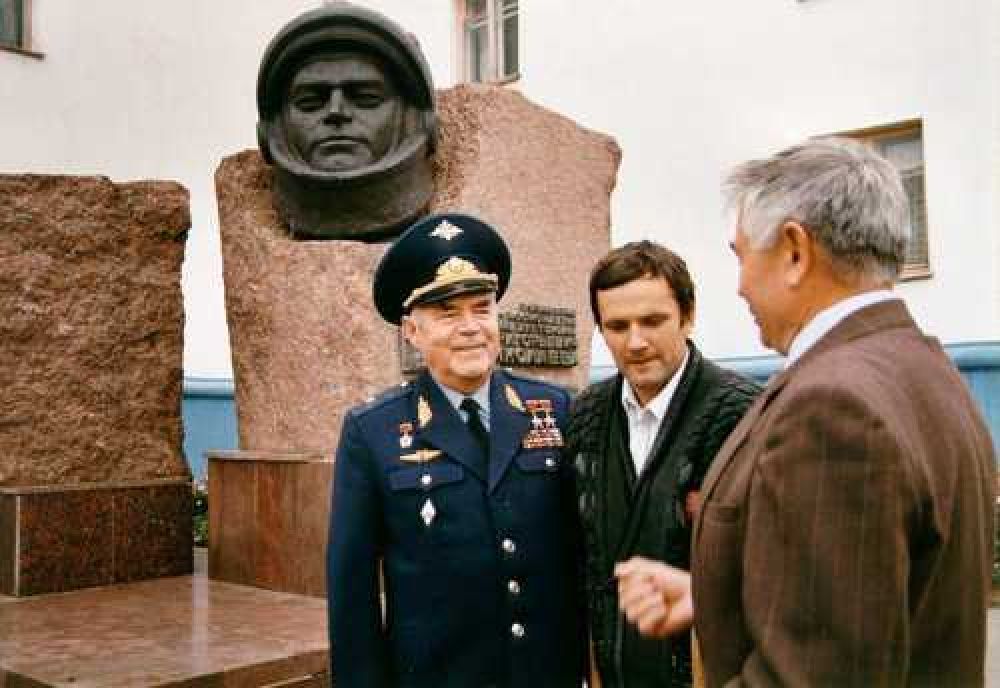 Памятник А. Николаеву в Чебоксарах