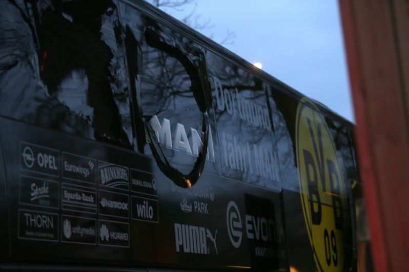 Взрывная волна выбила стёкла у автобуса с футболистами. 