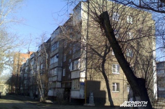 Двухкомнатная «хрущёвка» в этой пятиэтажке обошлась новым хозяевам в полтора миллиона рублей.