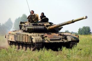 Петр Порошенко находится в месте расположении 17-й танковой бригады в Луганской области, в районе отведения войск