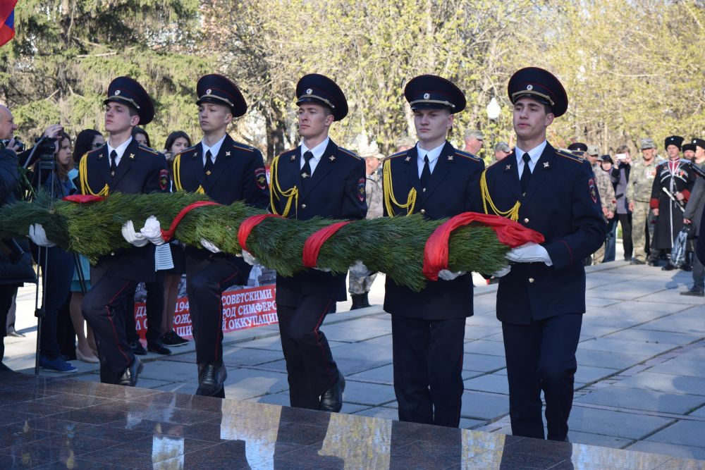 Возложение цветов к памятнику «Партизанам и подпольщикам Крыма»