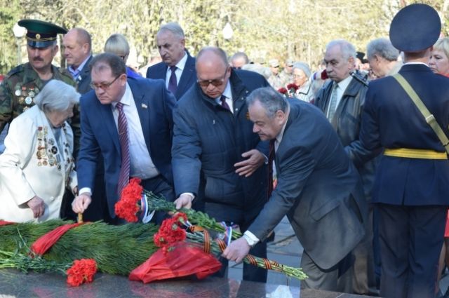Возложении цветов к памятнику «Партизанам и подпольщикам Крыма»