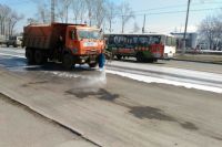 В Кемерове моют дороги по новой технологии.