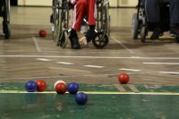 Игра в мяч доступна для детей-инвалидов с поражением опорно-двигательного аппарата.