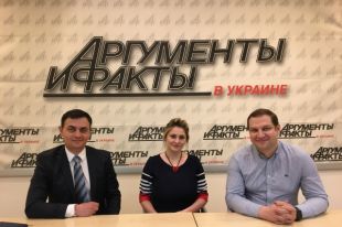 Хамид Алишов (слева), Ирина Гуцал и Богдан Черпак