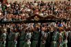 Испанские легионеры несут статую Христа во время церемонии, приуроченной к Страстной недели в Малаге, Испания.