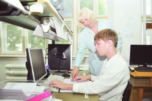 Дети не только работают, но и получают новые знания.