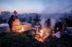Люди зажигают огни и благовония возле могил родственников на кладбище в первые часы Великого Четверга, Румыния.