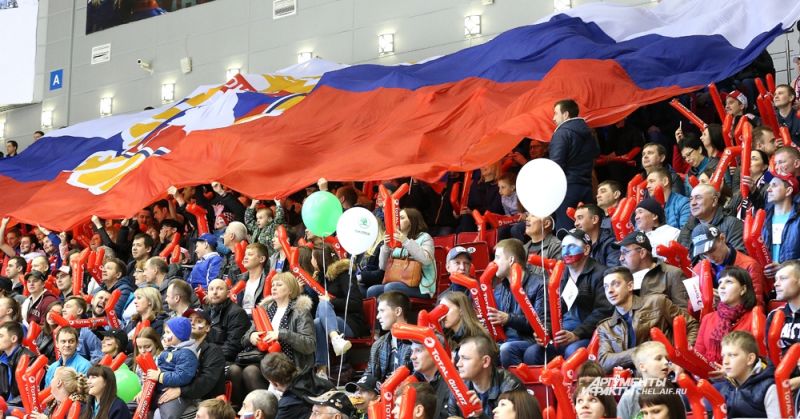 Болельщики на трибунах с флагом Российской Федерации поддерживали игроков.