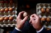13 апреля. Мастер украшает яйцо к Пасхе в своей мастерской в Кресево, Босния и Герцеговина.