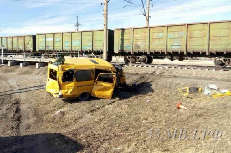 Товарный поезд и школьный микроавтобус столкнулись на нерегулируемом переезде.