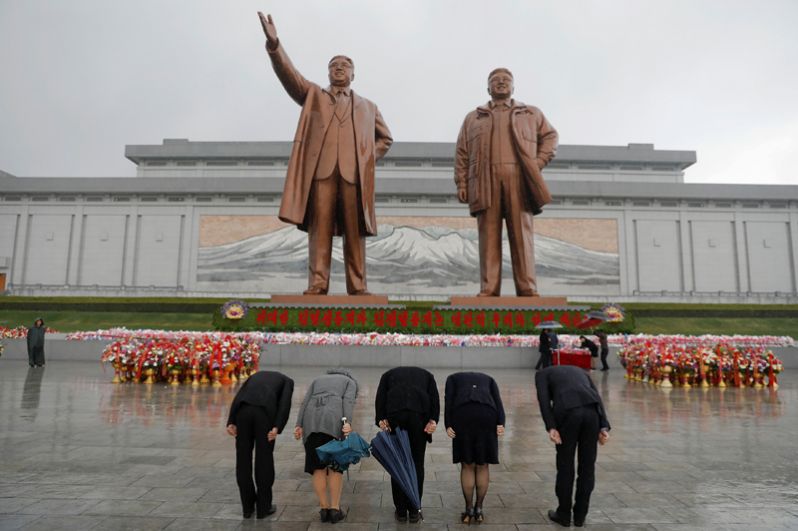 Культ личности Ким Ир Сена в КНДР начал оформляться очень рано. В декабре 1949 года в стране появилась первая статуя Вождя. Главная статуя лидера стоит на холме Мансудэ в Пхеньяне, статуя Ким Чен Ира (справа) появилась рядом позже.