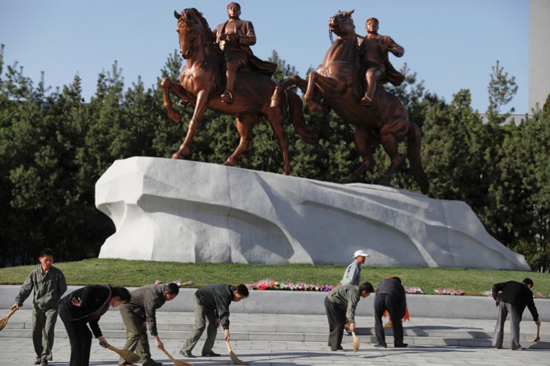 Конные статуи Ким Ир Сена и Ким Чен Ира в центре Пхеньяна.