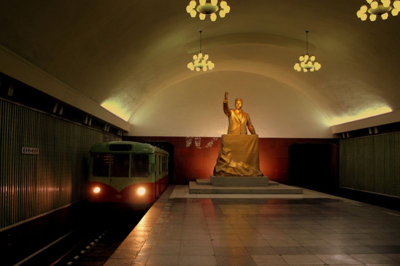 Статуя Ким Ир Сена в пхеньянском метро.