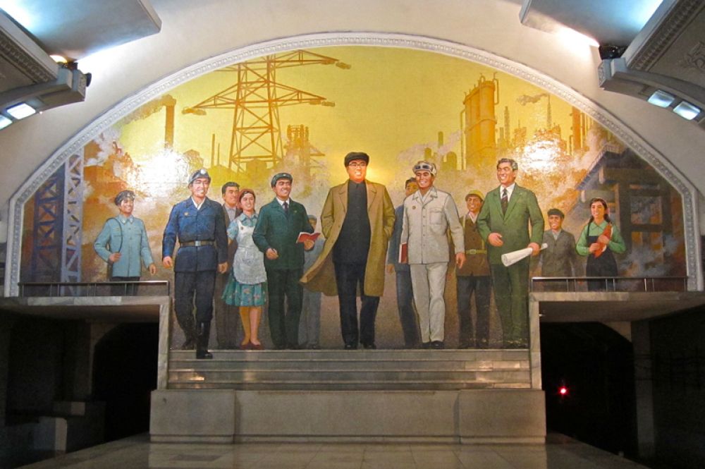 С 1972 года стало обязательным наличие портрета Ким Ир Сена в любом официальном помещении.