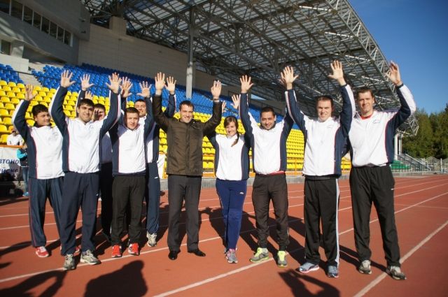 Эдуард Исаков со слабослышащими спортсменами. Поднятые руки - знак приветствия.