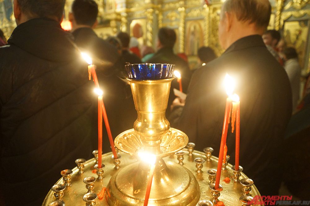 Горожане во время службы поджигали и ставили свечи.