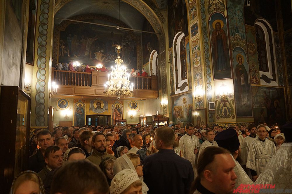В храме было не протолкнуться. И с каждым часом всё больше и больше людей приходило на празднование Пасхи.