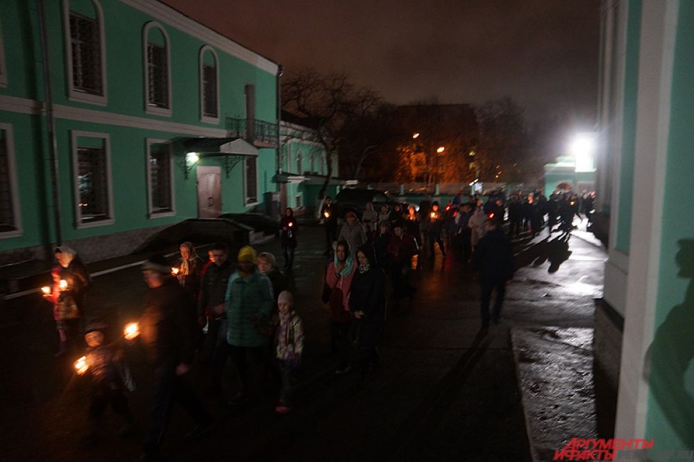 Во время Крестного хода священнослужители и паства обошли храм. В руках они несли иконы и хоругви.